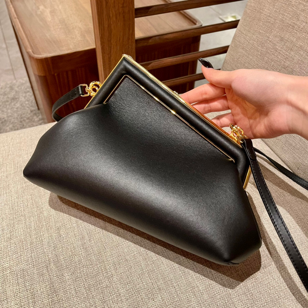 

10A Top Fendi First Medium black leatherbag