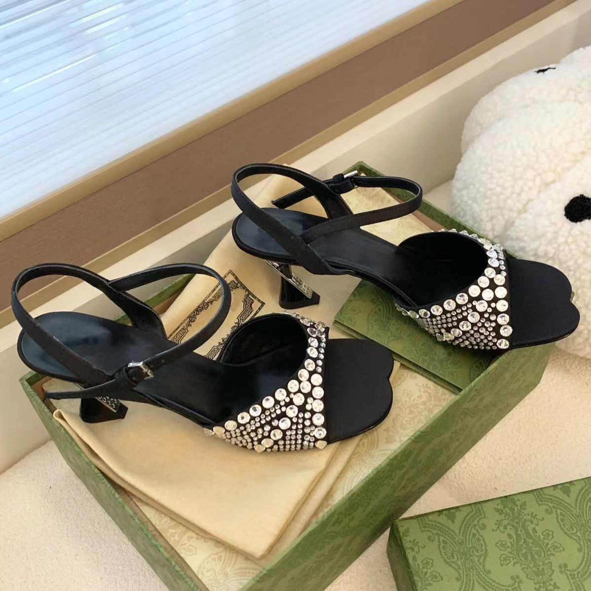 

Elegant sandals satin designer shoes Women Fashion Alien 6.5CM Heel Crystal Decoration Dress Ankle Strap Buckle Open Toe Classic sandal, Nude