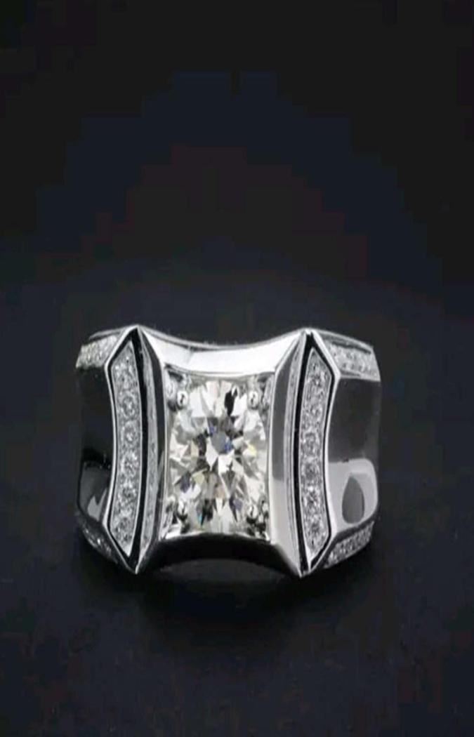 

HBP fashion luxury men039s aggressive ultra flash zircon ring with diamond back bottom cutout versatile and fashionable hand 5241577