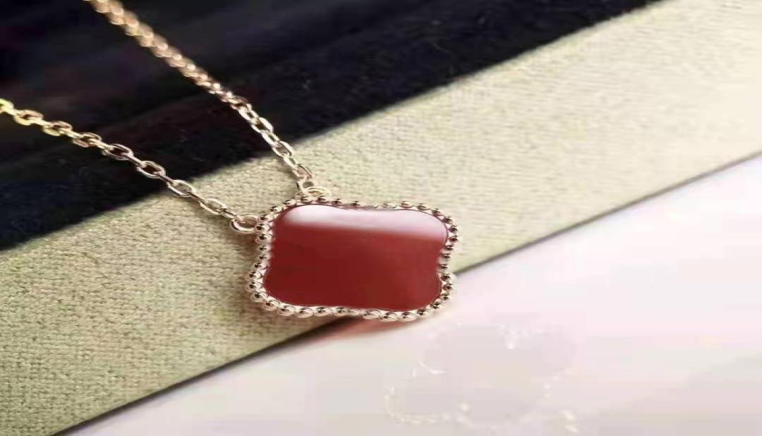 

Luxury Designer Clover Pendant Necklace Women Jewelry Fashion Designer Brand Classic Simple Pendant Necklace Women6759309