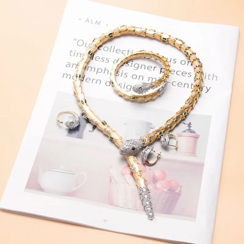 

"The Epitome of Elegance - Luxurious and Classic Necklace Designs", Mixed colors
