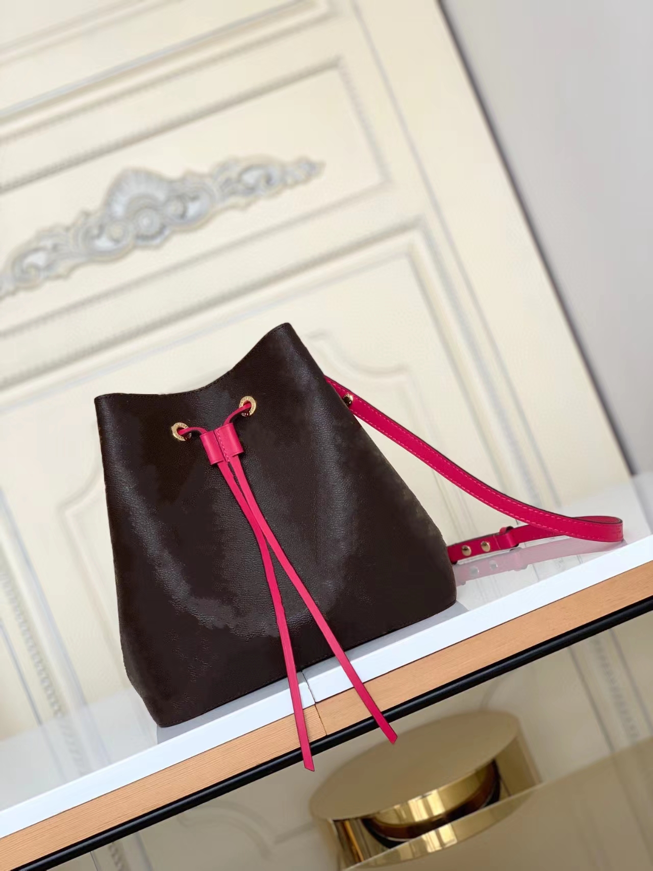 

Classic high-end luxury handbags replica bag high quality leather material bucket number color fashion temperament French women sell like hot cakes