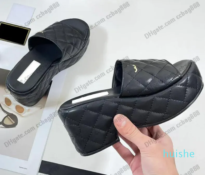 

2023 Slippers Designer Sandals Quilted Texture Gold-tone Metal Slide 100% Leather Ladie Summer Beach Shoe Luxurys Classic Mule Flip 01, Black