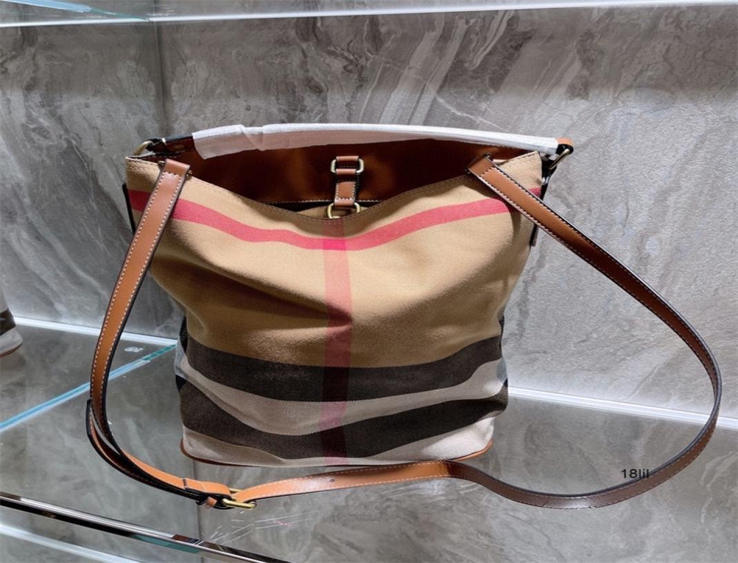 

Burbrerys Designer Burbrerys Women Handbags Bur lattice winter large capacity bucket one shoulder portable messenger canvas bag fo5164248, Brown