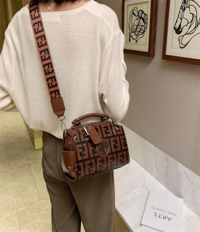 

20 OFF 2022 high quality new fashion trendy bags Fashion large capacity letter temperament goddess on the cross carrying one tren5433362, Black