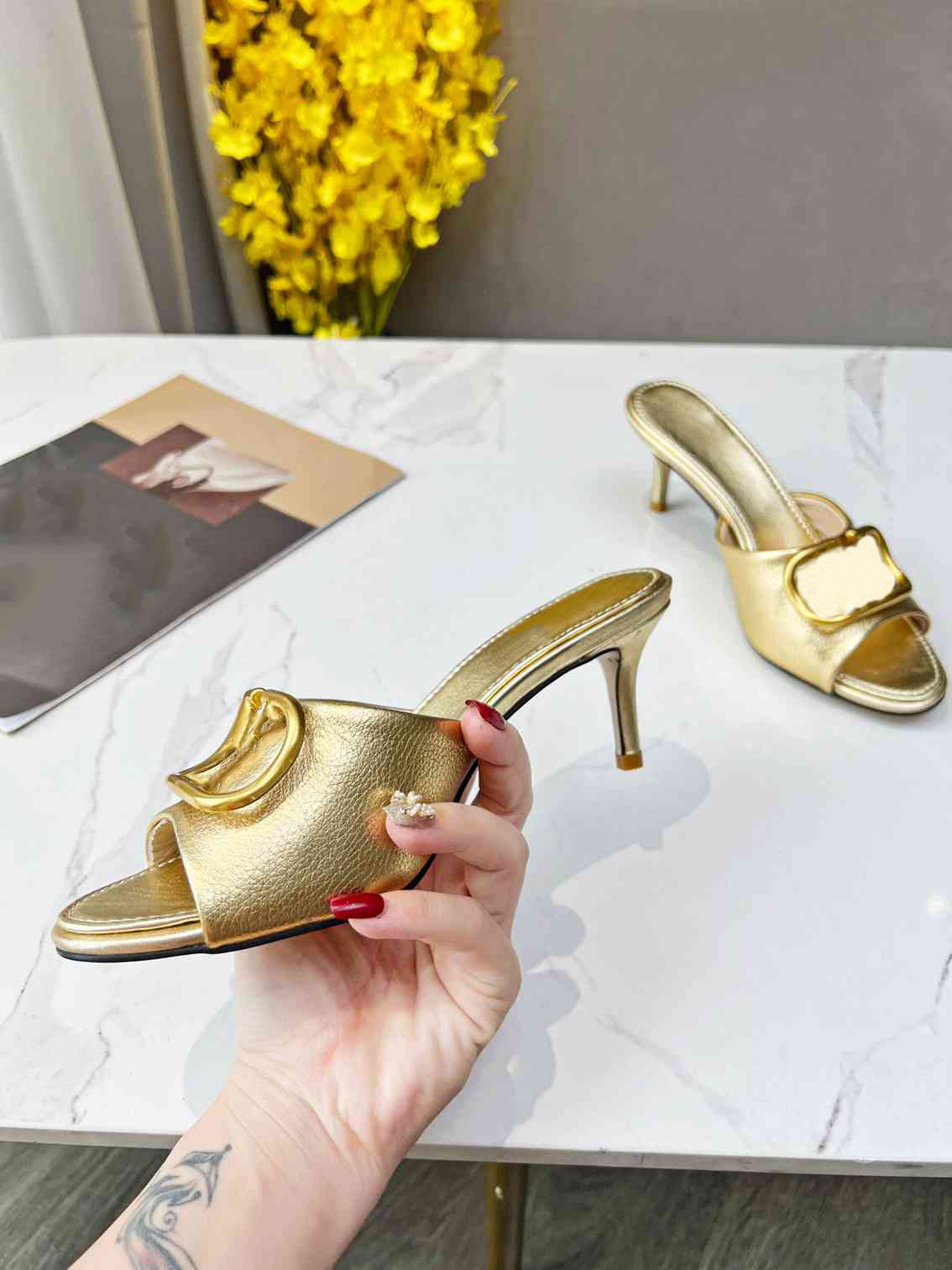 

Slippers Luxury Women Sandals Designer sexy fashion high heels Valentinoity summer women's classic casual sandals H122