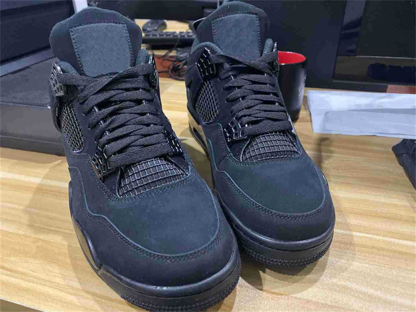 

Jumpman 4 4s Black Cat Shoes Blackout aj x SB Black Black-Light Graphite Fire Red Thunder Blue Yellow Backboard Men Women Sneakers Original With box