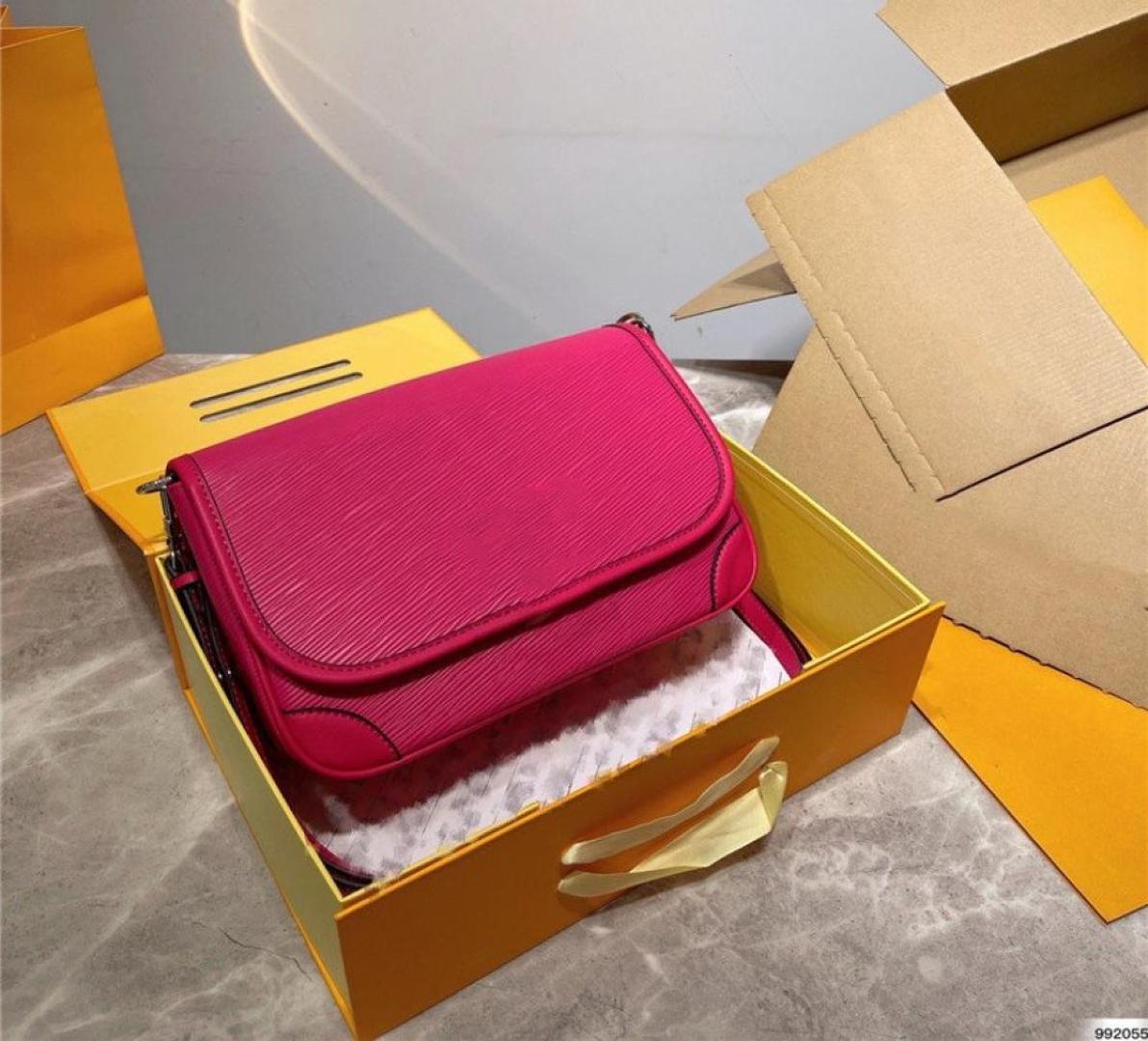 

Fashion solid color cute square bag Striped highquality leather design Womens shoudler bags Large metal letter buckle Purse flip 8447914, Fuchsia
