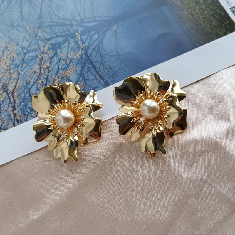 

Stud Earrings Exaggerated Fashion Personality Simple Pearl Metal Flower For Women