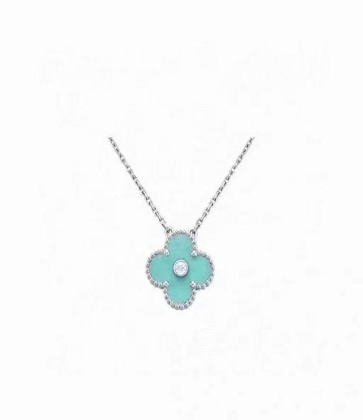 

Pendant Necklaces 2022 christmas limited edition clover designer pendant necklaces for women retro vintage silver 4 leaf light blu1480799