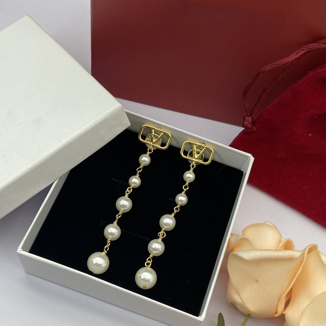 

Earring designers design luxurious, stylish gold earring jewelry, party jewelry, wedding jewelry for women