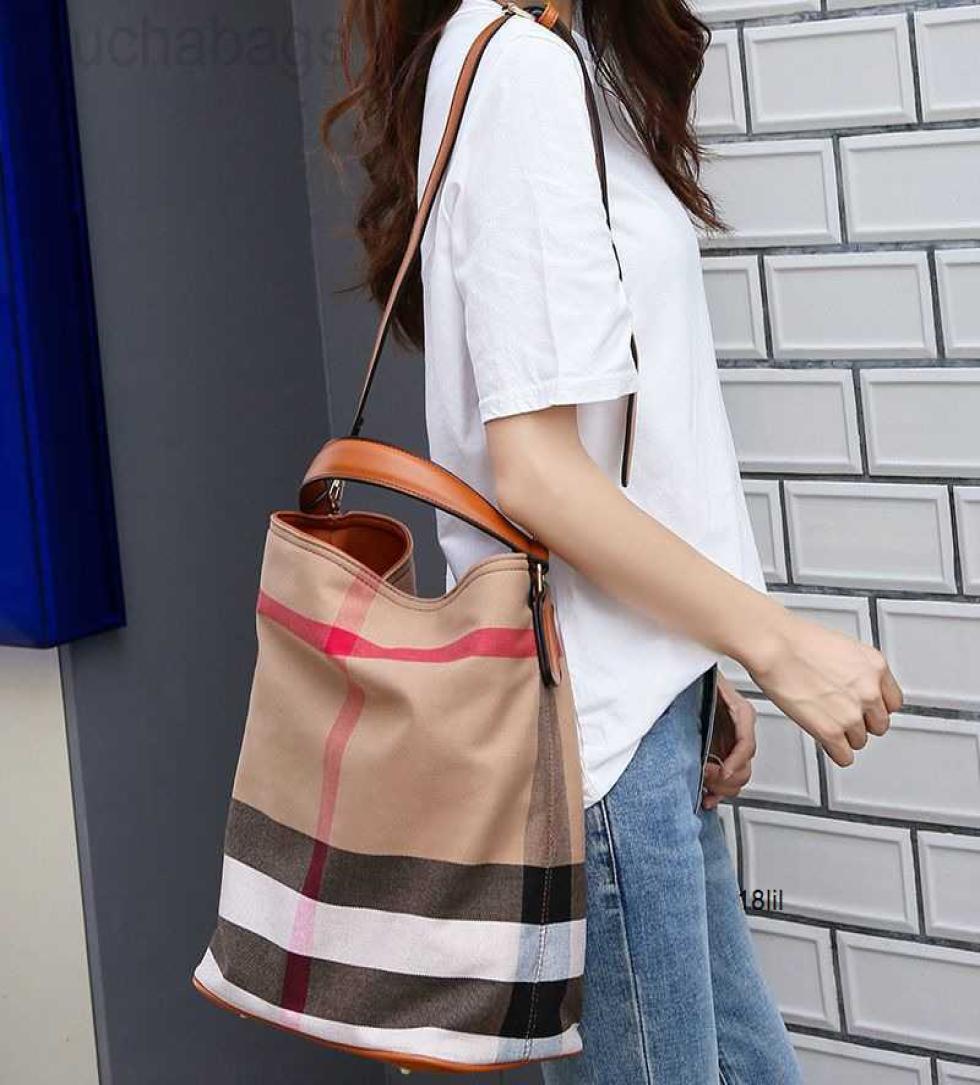 

Designer Burbrerys Woman Handbags You Quan Zhixian from the stars the same canvas checked bucket One Shoulder Messenger classic ha2835312, Black