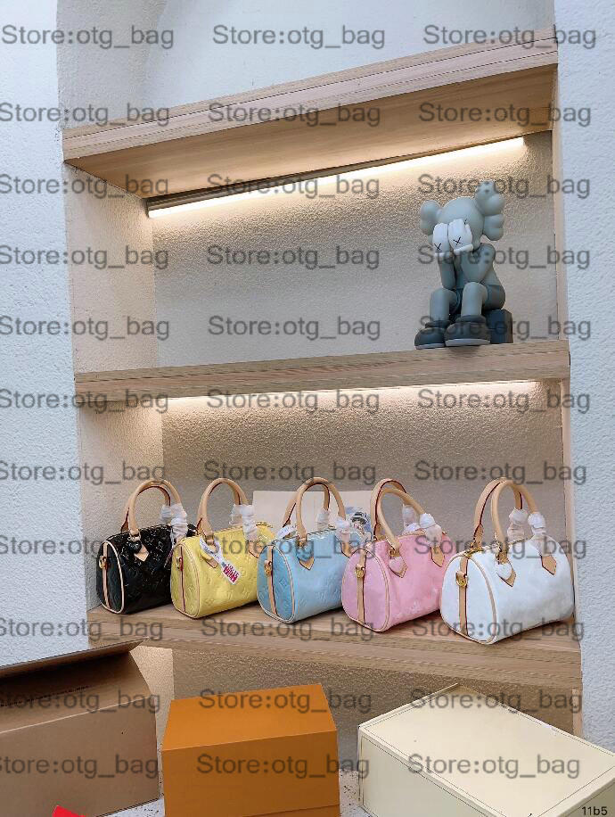 

SPEEDY 20 Cross Body Bag Patent Leather Love Pendant M81879 Pink Heart Leather Women Luxurys Embossed Monograms Handbag Ladies Speedys designer bags, Customize