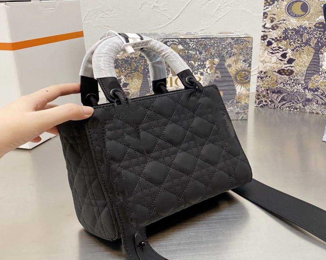 

Whole P Luxury Designer Brands Shopping Bags Women Triangle Label Waterproof Leisure Tra9181221, Red