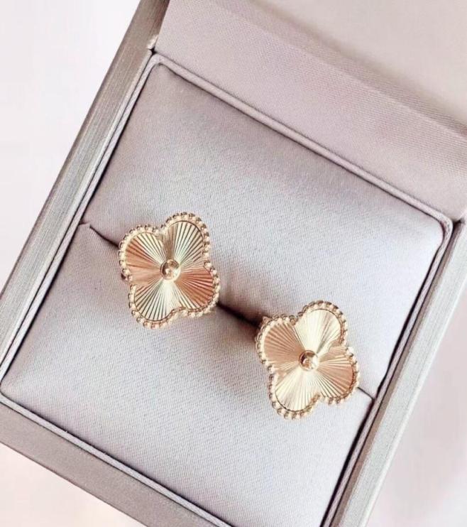 

Fashion 18k gold earrings Designer women039s stud 4leaf grass girls Christmas Valentine039s Day love gift 316l stainless st3134633