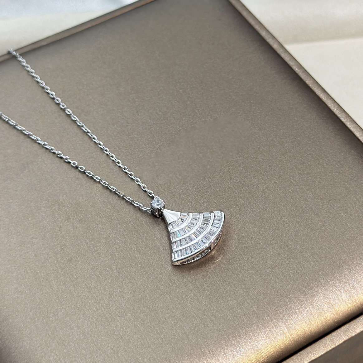

Top Quality Sterling Silver Necklace Pendant Popular Brand Small Dress Zircon Necklace Pendant Gift for Someone