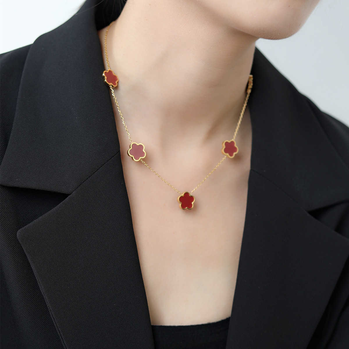 

Fashionable and Elegant Light Luxury Flower Steel Necklace Female Minority Five-flowered Pendant Clavicle Chain