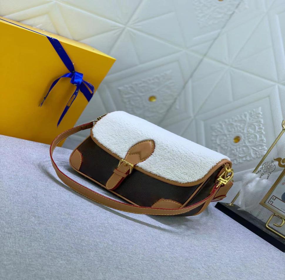 

2023 Classic handbag Women039s designer messenger bag Designer Luxury fashion wallet Leather shoulder 643177523104, Khaki