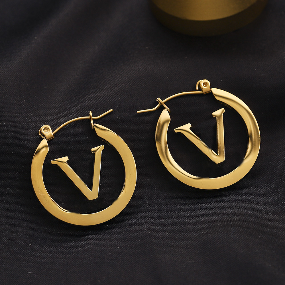 

Designer Jewelry Fashion Hoop Earrings Stud Womens New Diameter Big Circle Simple Titanium Steel Earring for Woman Brandd V Letter Earrings Designer For Women Girls