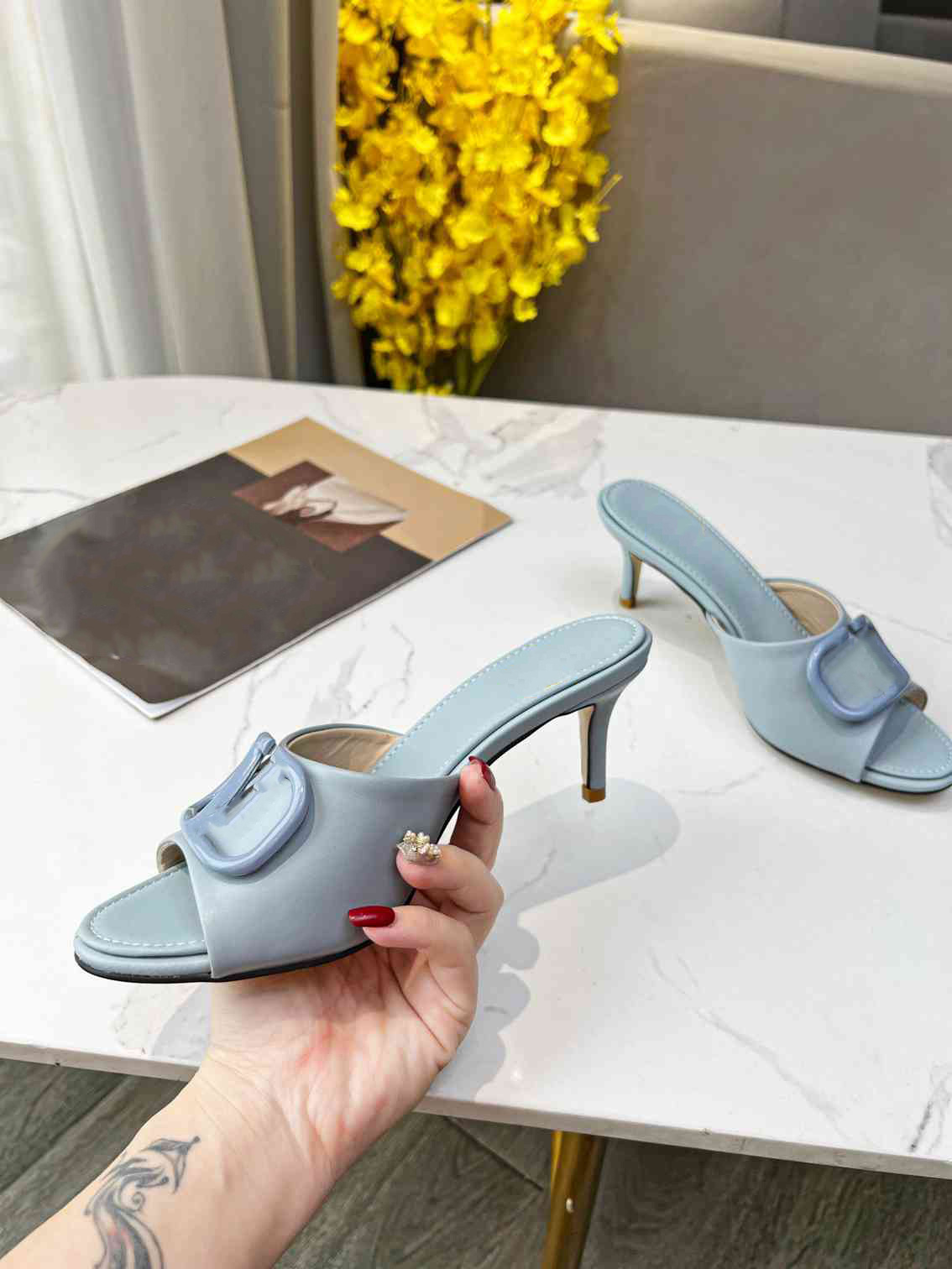 

Slippers Luxury Women Sandals Designer sexy fashion high heels Valentinoity summer women's classic casual sandals H123