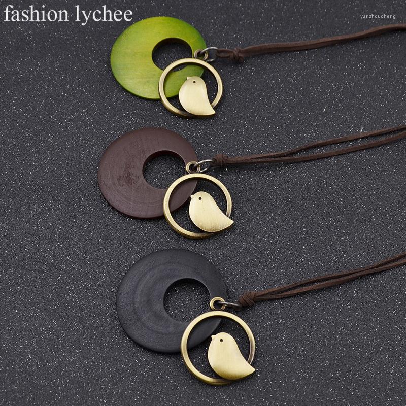 

Pendant Necklaces Fashion Lychee Lovely Bird Statement Necklace Natural Wooden Bead Retro Long For Women Jewelry Gift