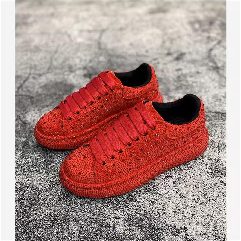 

2023 Luxury Designer Fashion Men's Red Black Rhinestone Platform Shoes Causal Flats Moccasins Male Rock Hip-hop Walking Sneakers