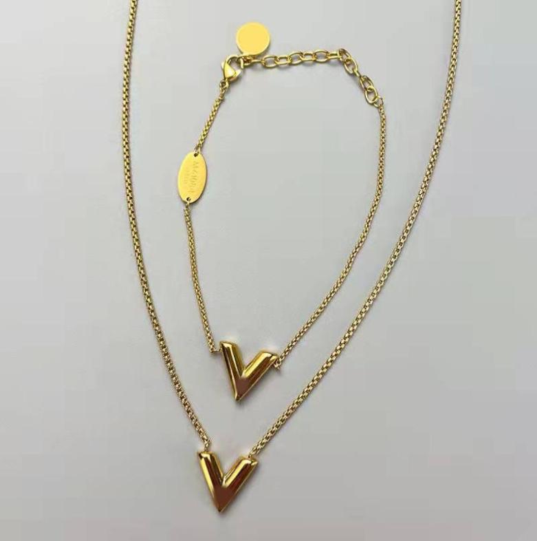 

Designer039s new classic V letter bracelet necklace celebrities instagram wind versatile fashion3902007