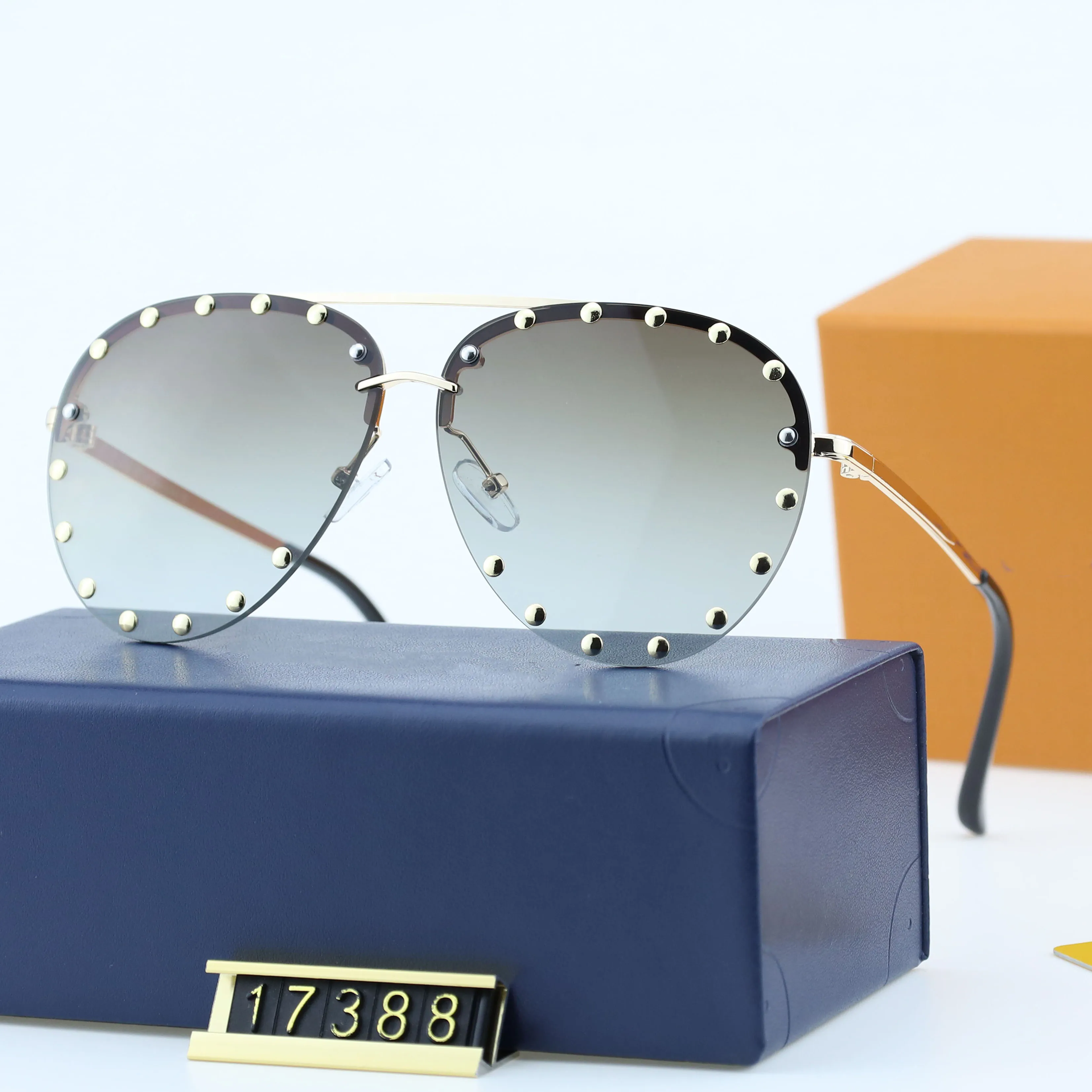 

"Classics Never Go Out of Style - Timeless Anti-UV Sunglasses for Summer"