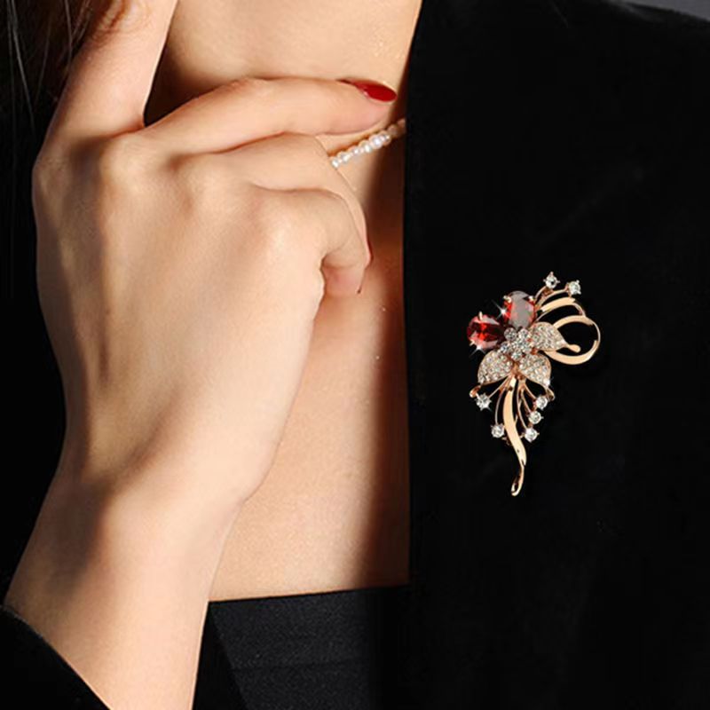 

Flower brooch high-end women exquisite luxury temperament brooch design sense suit accessories pin Teachers'Day gift