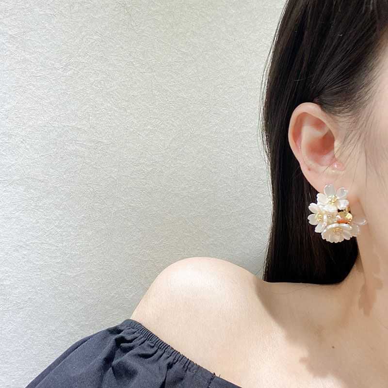 

pieces silver needles exquisite and personalized Korean flowers and girlish creative and elegant earrings W5