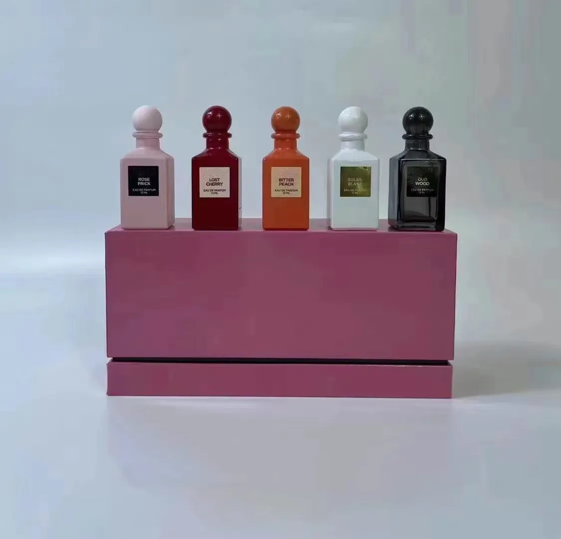 

Unisex Fragrance 5pcs Set 12ml Perfume Spray Kit Long Lasting Good Smell Soleil Blanc Oud Wood Lost Cherry Rose Prick Bitter Peach Parfum Gift Box