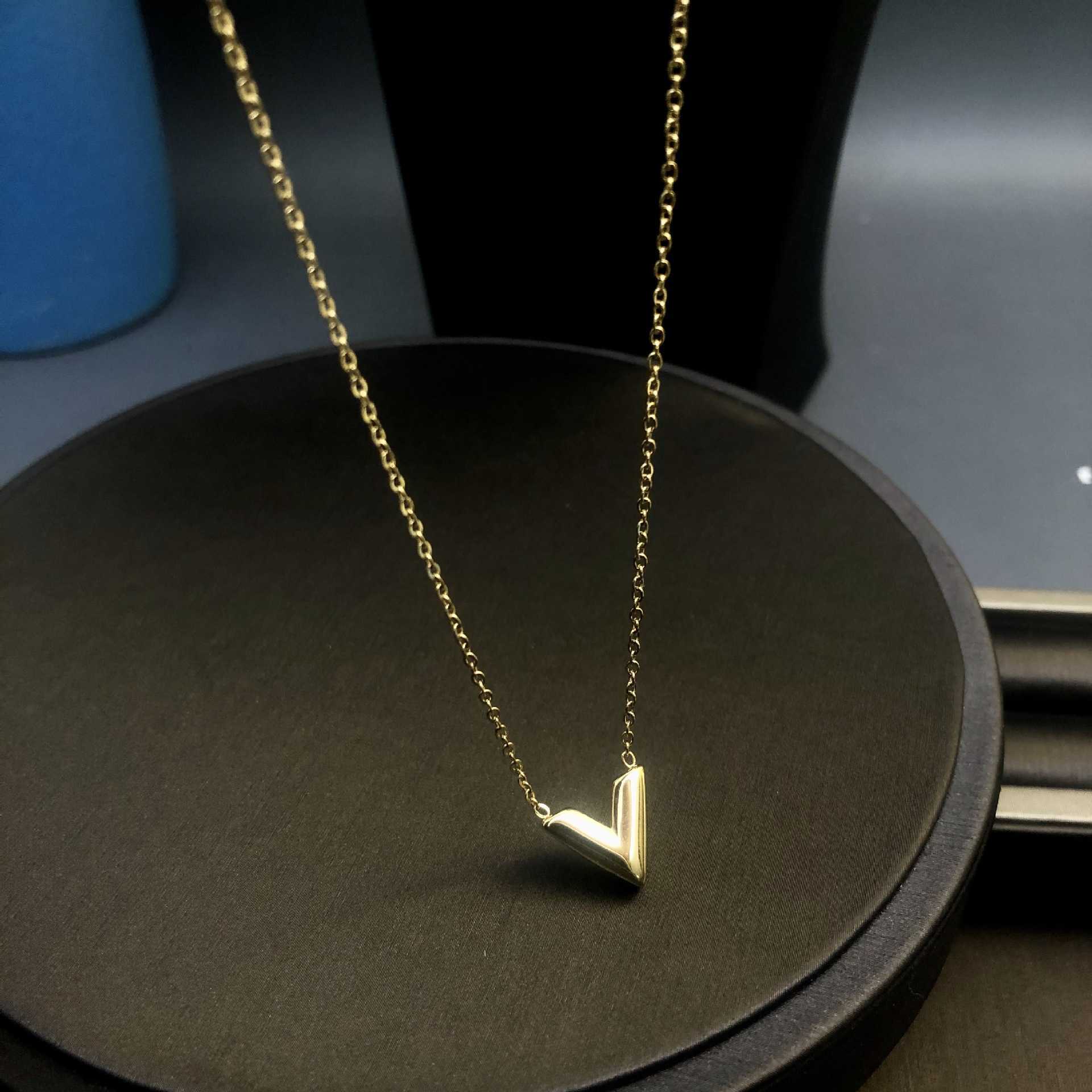 

Simple Snake Bone Chain Fashion Small Versatile Letter V Necklace Temperament Women's Clavicle Neckchain