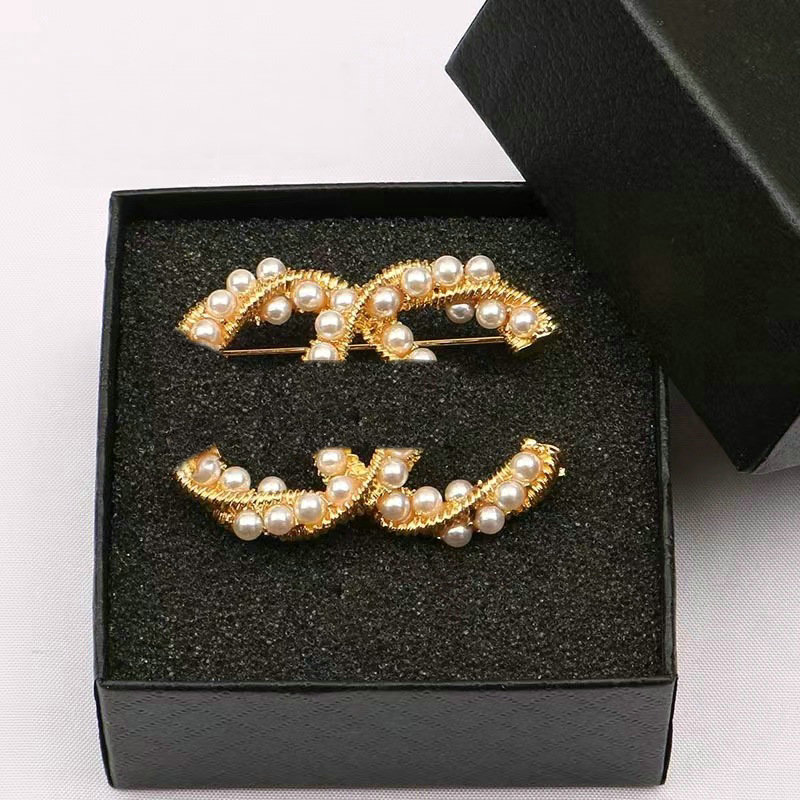 

Luxury Brand Letter Brooch Designer Women Diamond Brooches Suit Pin Small Sweet Wind Jewelry Accessories Party Gift 20 Style