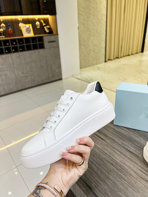 

2023 Designer Woman shoe Men Fashion Leather Lace Up White Black outdoor sports Luxury running shoes classic comfortable 0523, 01