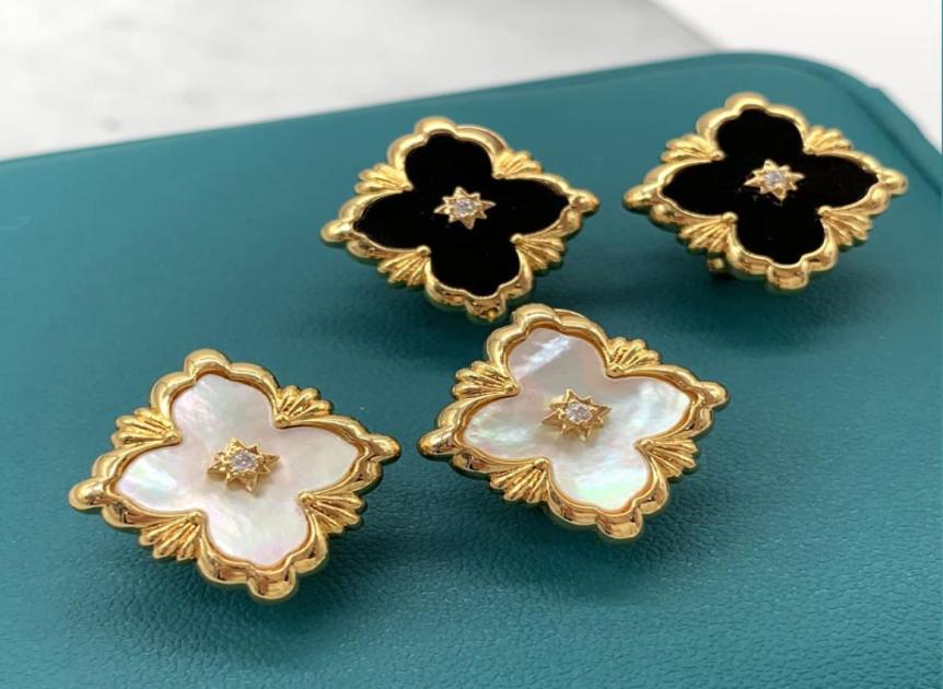 

Italy Luxury Clover Designer Stud Earrings for Women Retro Vintage Simple 18K Gold Shell Clip On Ear Rings Party Jewelry6181969