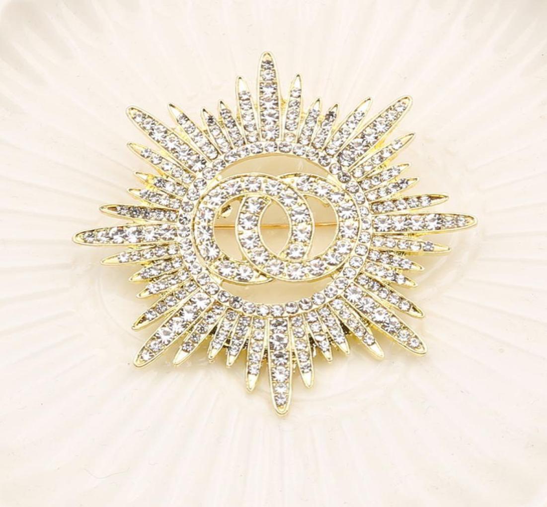 

Luxury Designer Brand Letter Pins Brooches Sweet Women Gold Silver Crysatl Pearl Rhinestone Cape Buckle Brooch Suit Pin Womens Wed6126595