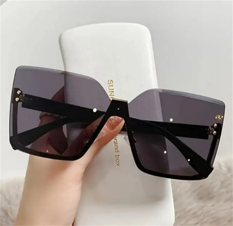 

"Effortless Elegance - Classic and Chic Sunglasses for Summer Days"
