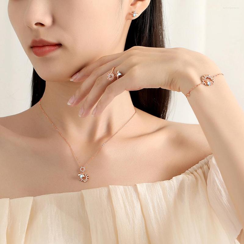 

Pendant Necklaces Honeybee Flower Necklace Festival Holiday Party Anniversary Wedding Decor Choker Trendy Jewelry For Ladies