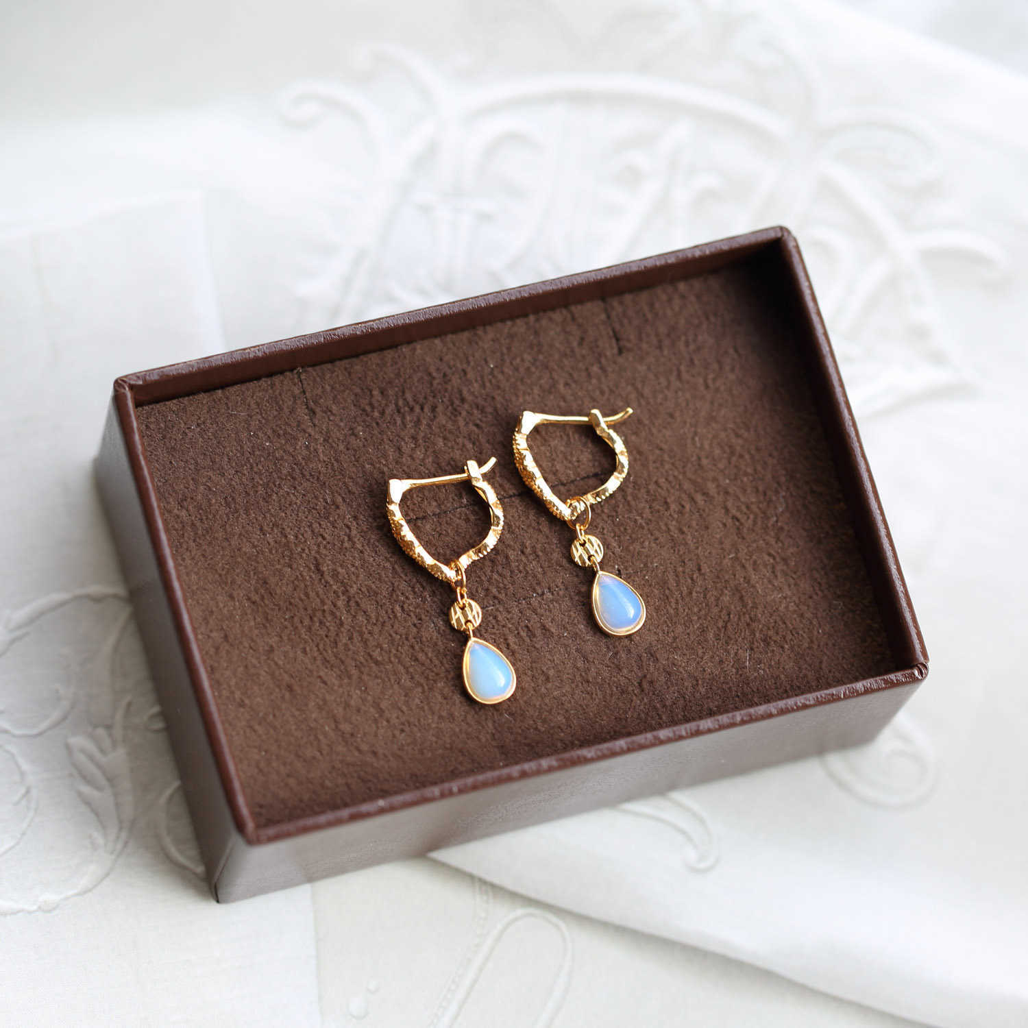 

Japanese agent's pure white fungus nail hollow pattern exquisite opal earring earrings