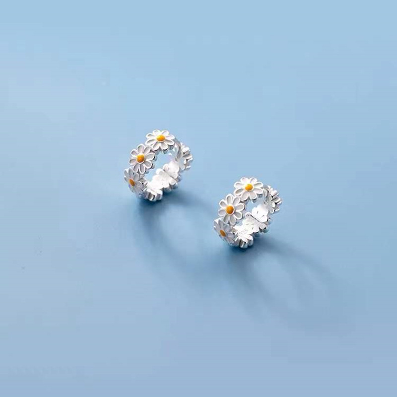 

Korea Silver Color Daisy Flower Hoop Earrings For Women kids Small Flower Hoops Sweet Romantic Ear Buckle Accessories Jewelry