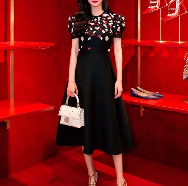 

2023 designer dress women's waistband shows a slim temperament, light luxury, and high-end long dress, Customize