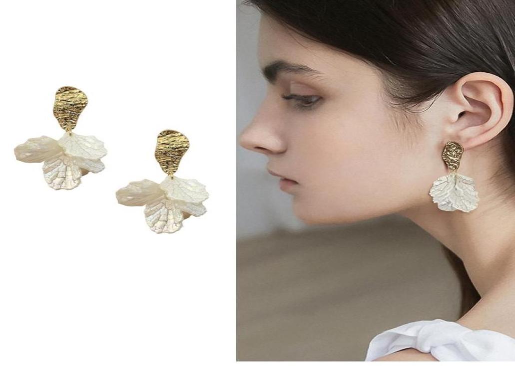 

Clipon Screw Back Temperament Resin Shell Flower Clip On Earrings For Women White Acrylic Flowers Shape Clips Without Pierced E4375051