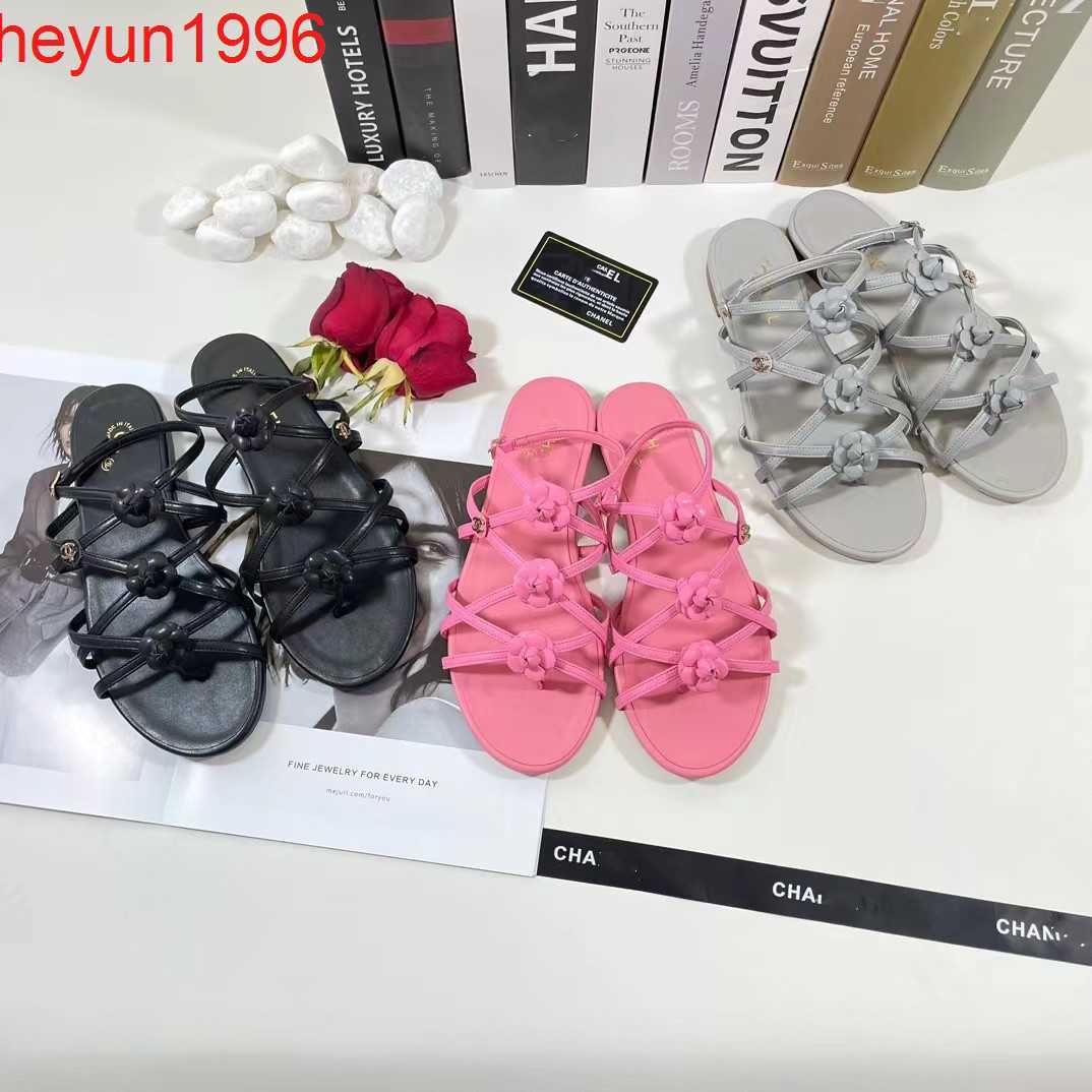 

Xiaoxiangfeng Mountain Camellia Leisure Versatile Flat Bottom for Women's Spring/Summer 2023 New Hollow out Roman Shoes and Sandals, Black