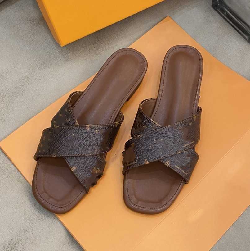 

Womens Beach slippers famous Classic Flat heel Summer Designer Fashion flops leather lady brand Slides famale shoes Hotel Bath Ladies Retro Monograms Brown Sandals, Lhlv12