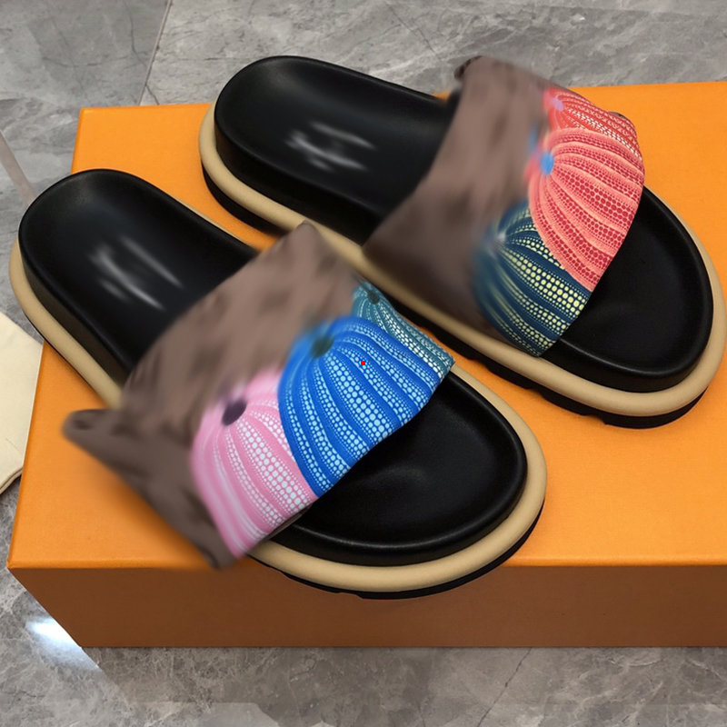 

2023 Fashion Beach slippers Classic Flat heel Summer Lazy Designer fashion Cartoon Big Head flops leather lady Slides women shoes Hotel Bath Ladies sexy Sandals -204, Picture color