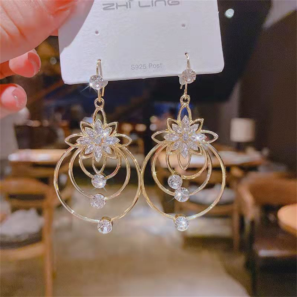 

Luxury Zircon Lotus Flower Earrings For Women Crystal Ear Hook Korea New Design Fashion Jewelry Wedding Event Pendant Style Gift