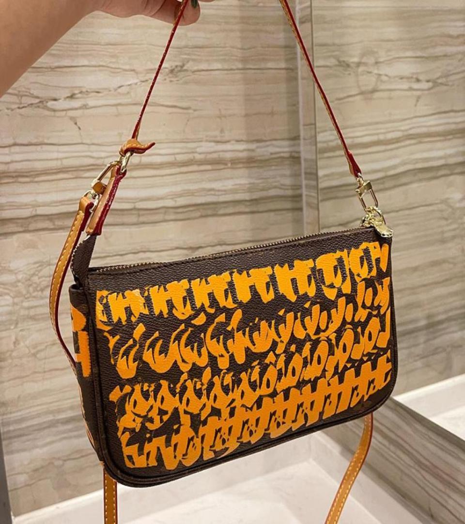 

Coloured graffiti printed letters on a brown background Bag Design cool fashion handbag Green Yellow White Purse women039s dail2526086