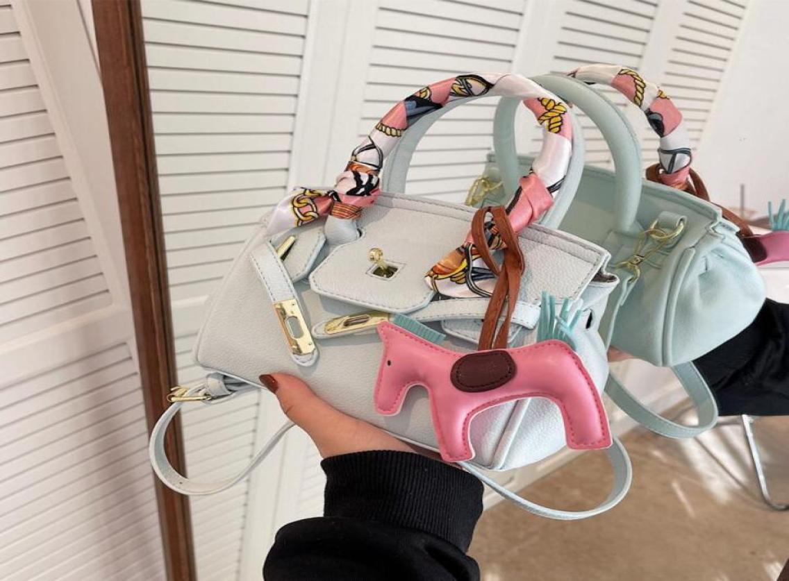 

Whole factory ladies leather shoulder bag quality summer macaroon color fashion handbags sweet cute cartoon pendant lychee pat1201575