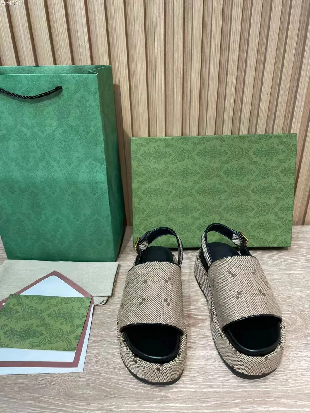 

Designer Sandals Men's and women's hollowed out breathable slippers with heels beach open-toe print sandals, Red