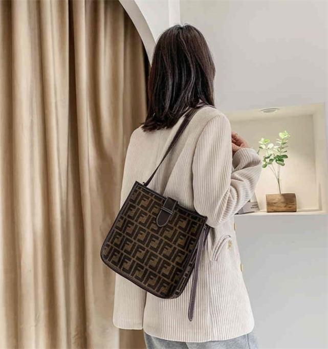 

64 OFF trendy bags 2022 New Designer Handbags bags high quality fashion foreign style bucket ins leisure temperament Single Shoul2847355, Khaki